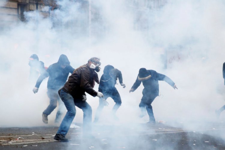 Eylemcileri sakatlayan g&ouml;z yaşartıcı gaz bombası yasaklandı