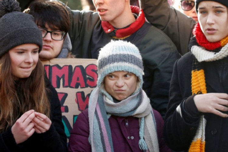 Greta Thunberg'in korumaları gazeteciyi tartakladı