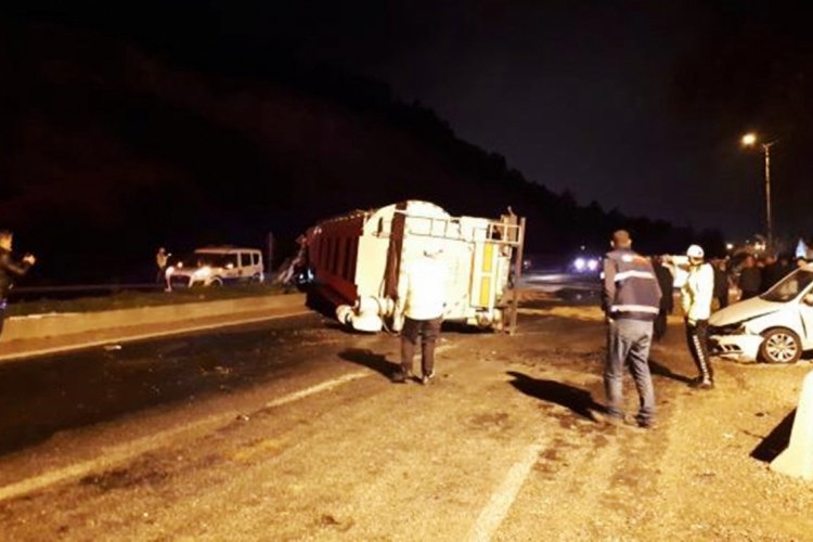 Devrilen tır, uygulama noktasında otomobillere &ccedil;arptı