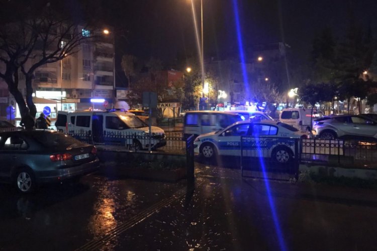 Adliyeye taşlayan alkoll&uuml; şahıs kelep&ccedil;elenerek zapt edildi