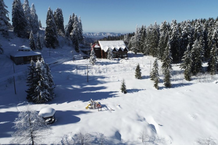 Karadeniz yaylaları kış mevsiminin t&uuml;m g&uuml;zelliğini yansıtıyor