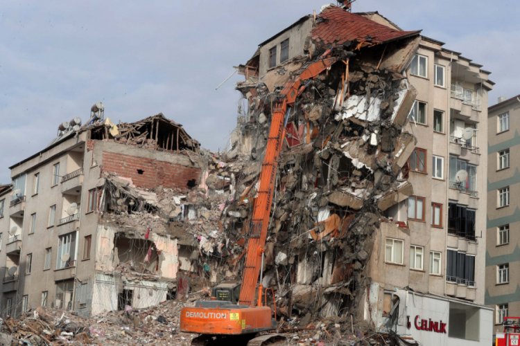 Elazığ'daki riskli bina yıkılıyor