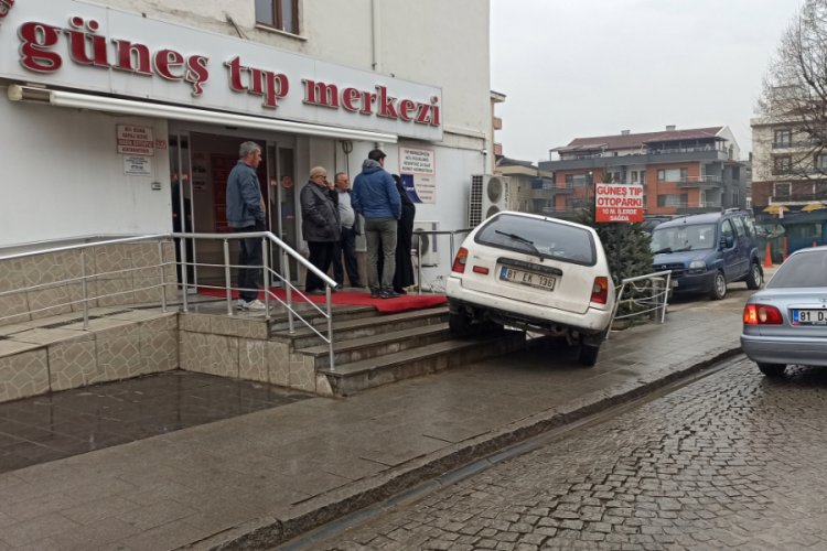 Hastanenin merdivenlerinde asılı kaldı