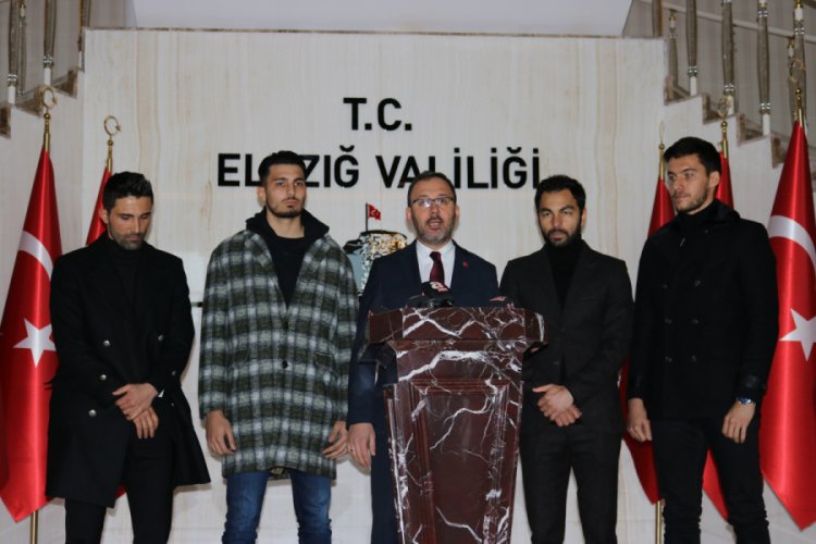 Bakan Kasapoğlu ve milli futbolcular deprem b&ouml;lgesinde