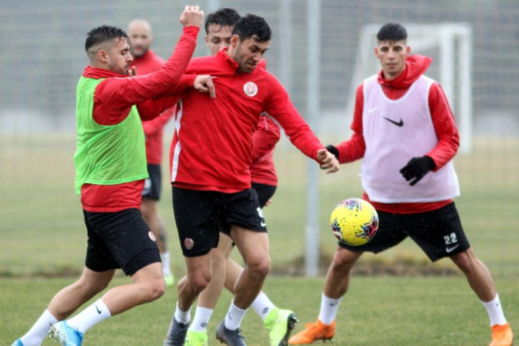 Antalyaspor yağmur altında &ccedil;alıştı