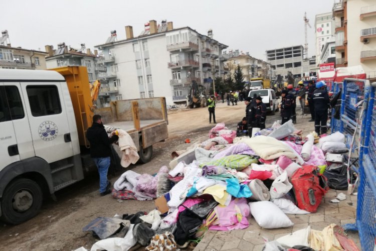 S&uuml;rs&uuml;r&uuml; Mahallesi'nde enkazdaki eşyalar &ccedil;ıkarılıyor