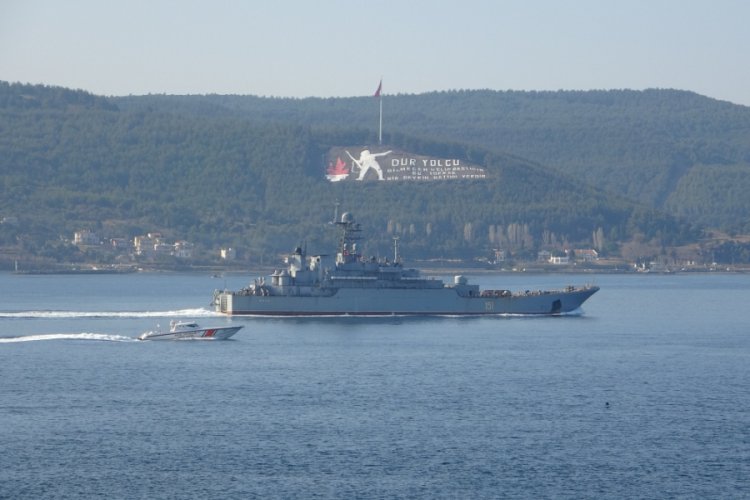 Rus savaş gemisi 'Azov', &Ccedil;anakkale Boğazı'ndan ge&ccedil;ti