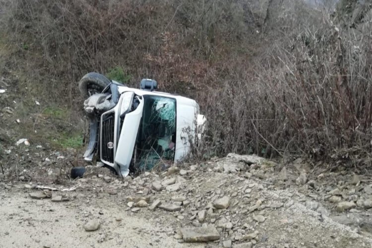 Kamyonet yoldan &ccedil;ıkarak takla attı