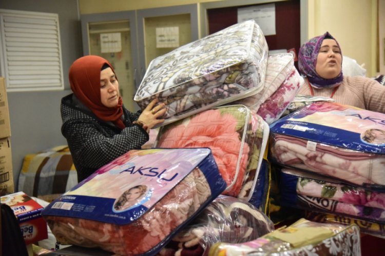 Mersin'den depremzedelere muz g&ouml;nderildi