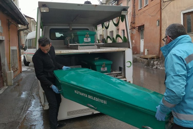 V&uuml;cudunun bir kısmını k&ouml;peklerin yediği ceset bulundu