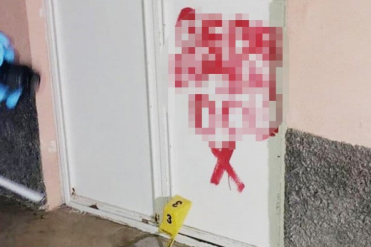 İltica etmek i&ccedil;in annesinin kapısına ırk&ccedil;ı yazı yazdırttı