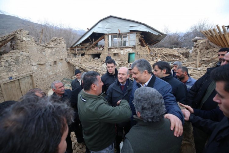 Bakan Soylu ile Bakan Koca depremde 6 evin yıkıldığı k&ouml;yde incelemede bulundu