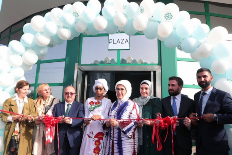 Emine Erdoğan Gambiya'da T&uuml;rk okulunu ziyaret etti