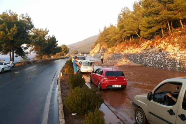 Ana isale hattı patladı: Karayolu ulaşıma kapandı