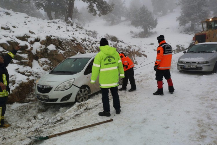 Kayaktan d&ouml;nerken yolda kalanları ekipler kurtardı