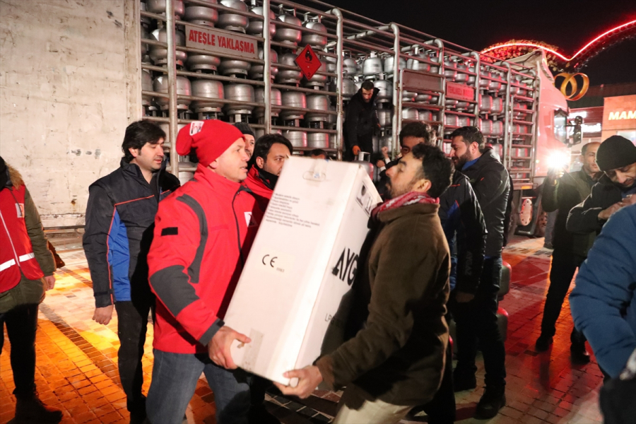 T&uuml;rk Kızılay, depremzedelerin yaralarını sarıyor