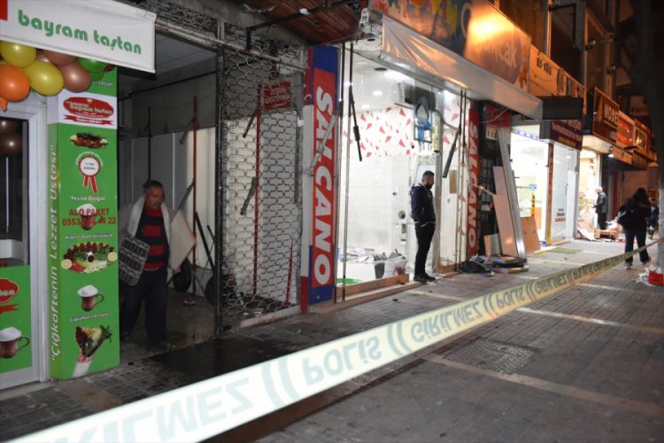 Esnaf ağır hasarlı 2 binadaki iş yerlerini boşaltıyor