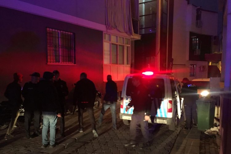 Komşular arasında bı&ccedil;aklı sopalı &ccedil;&ouml;p kutusu kavgası