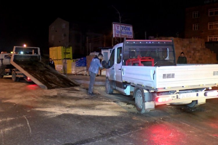 Otomobil kamyonetle &ccedil;arpıştı: 1'i polis, 2 yaralı