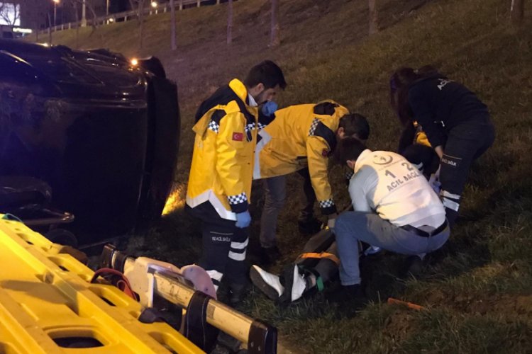 &Ouml;nce bariyerlere &ccedil;arptı, ardından takla attı