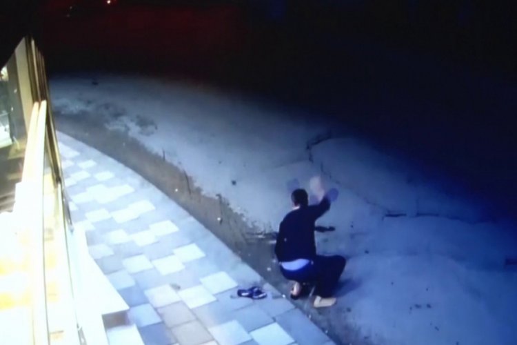 Depremde 11 kişinin &ouml;ld&uuml;ğ&uuml; 2 binanın yıkılma anları g&ouml;r&uuml;nt&uuml;lendi