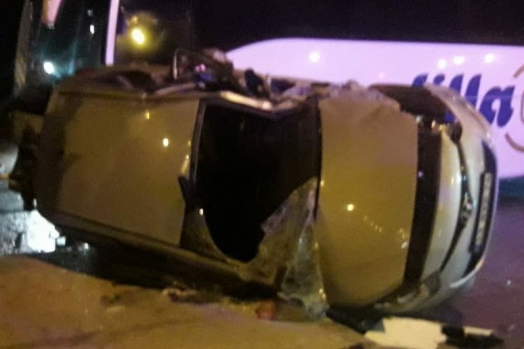 Yolcu otob&uuml;s&uuml; ile otomobil &ccedil;arpıştı
