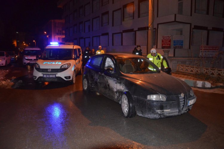 Alkoll&uuml; s&uuml;r&uuml;c&uuml;, ka&ccedil;mak istediği polis aracına &ccedil;arpıp yakalandı