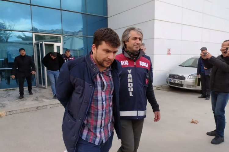Bursa'da 8 kuyumcuyu sahte zincirlerle dolandıran şüpheliler araçlarında saklanırken yakalandı