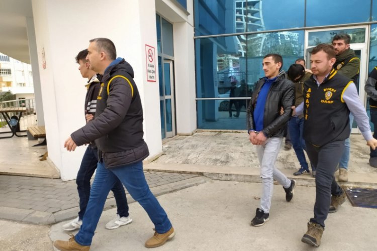 Bursa'da 75 yaşındaki akrabasını arkadaşlarına soydurdu