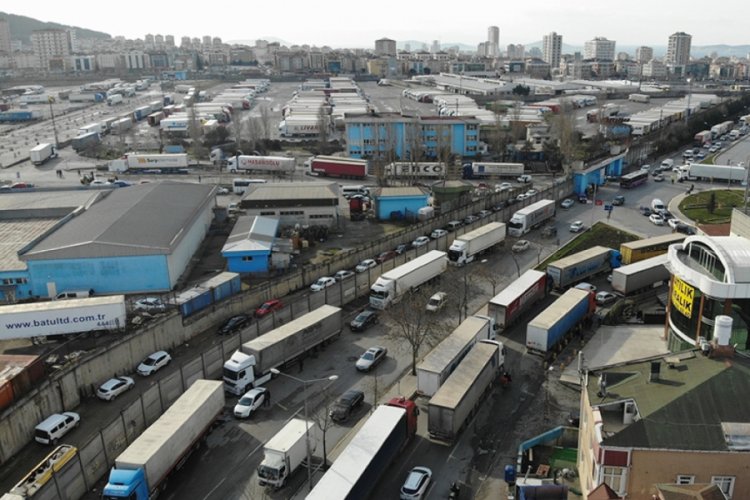 G&uuml;mr&uuml;kte oluşan teknik arıza, kilometrelerce tır kuyruğuna sebep oldu