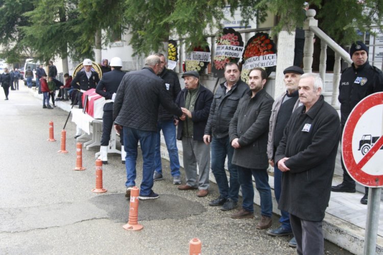Bursa'da kaza kurşunuyla &ouml;len polis g&ouml;zyaşlarıyla uğurlandı