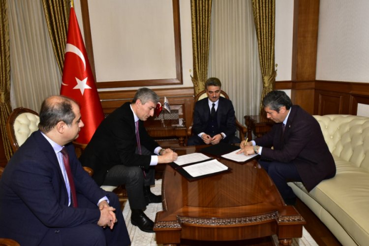 Eğitimci Enver Y&uuml;cel, depremde hasar g&ouml;ren 8 okulu yenileyecek