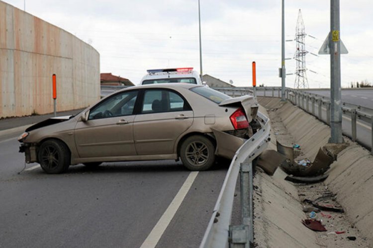 Kontrolden &ccedil;ıkan ara&ccedil; bariyerlere &ccedil;arparak durabildi
