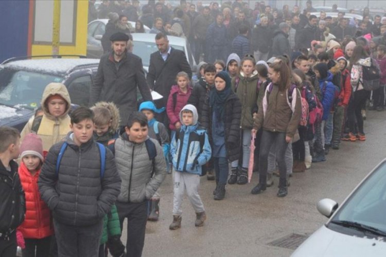 Srebrenitsa'daki Boşnak veliler, Sırp &ouml;ğrencilerin &Ccedil;etnik paylaşımını protesto etti