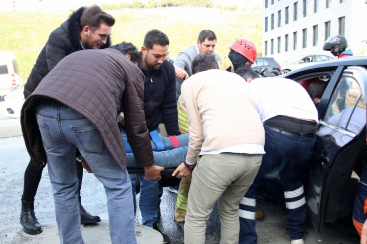 Kazada yaralandı, kendinden &ccedil;ok arabasını d&uuml;ş&uuml;nd&uuml;