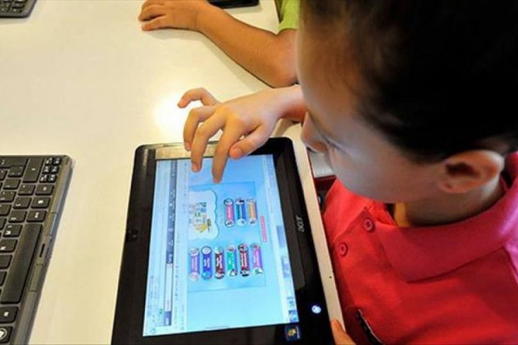 Çocuklar dijital cihazlarla okul öncesi dönemde tanıştırılabilir