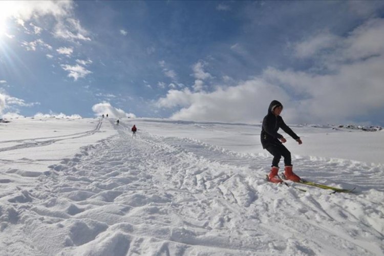 Kayak merkezine gidemeyen köylü çocuklar dağ yamacını piste çevirdi