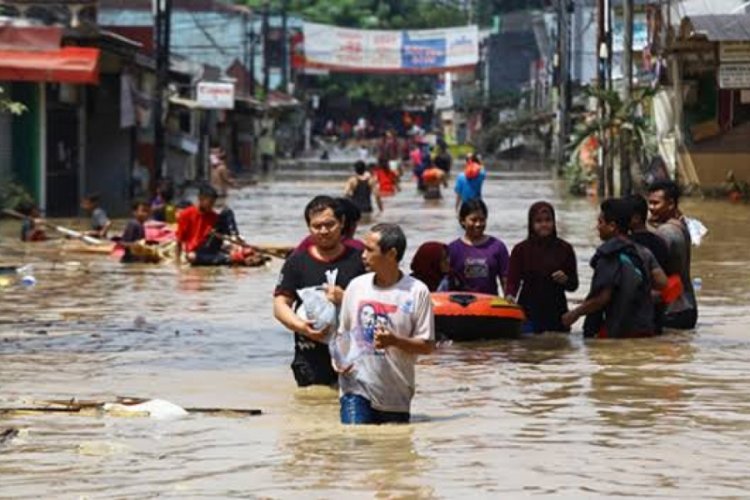 Endonezya'yı bir kez daha sel vurdu