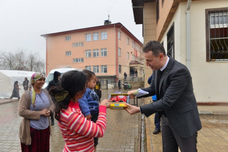 Elazığlı depremzede &ccedil;ocuklara y&uuml;zlerce oyuncak ve mektup