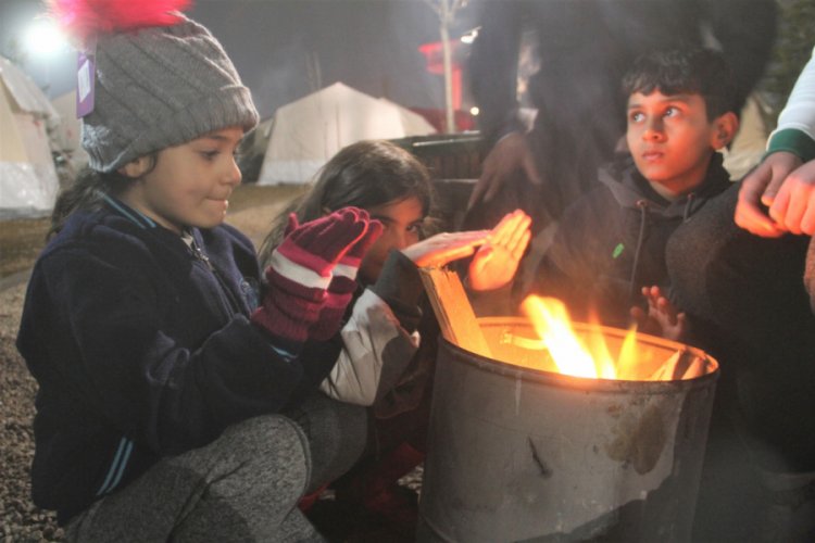 Depremzedeler g&uuml;nlerini &ccedil;adırkentlerde ge&ccedil;iriyor