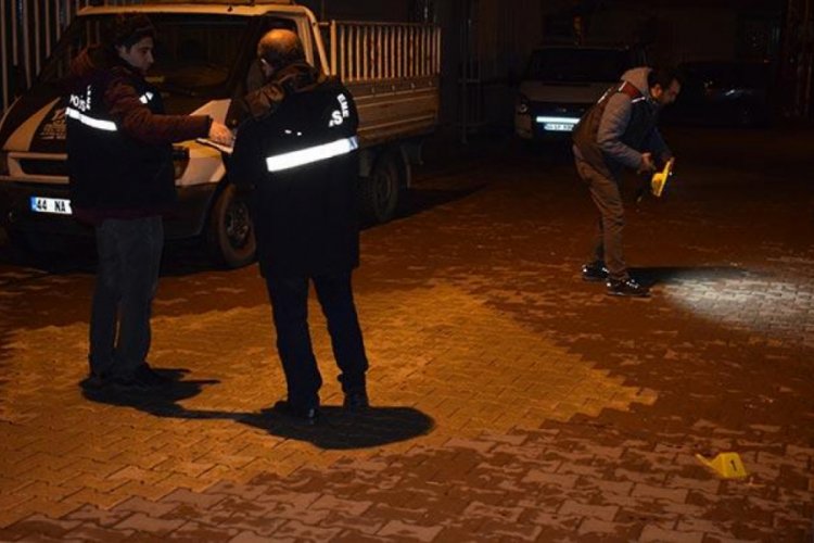 Kaldırımda başından vurulmuş halde bulundu