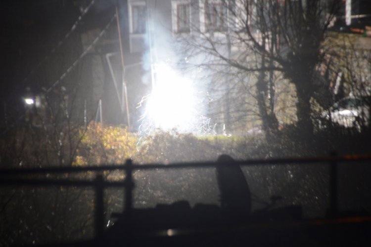 Elektrik trafosu patladı, kablolar yandı