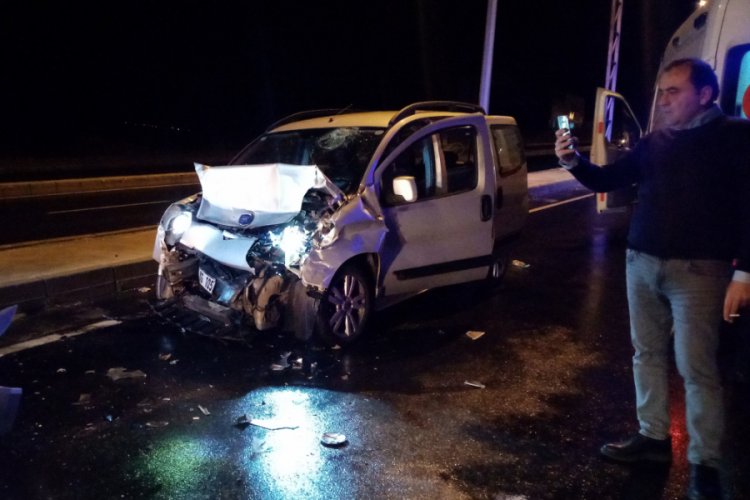 Ters y&ouml;ne giren alkoll&uuml; s&uuml;r&uuml;c&uuml; yolcu otob&uuml;s&uuml;yle &ccedil;arpıştı