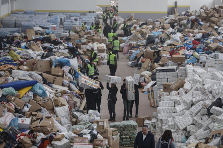 Elazığ'da AFAD'ın deposu yardımlarla doldu