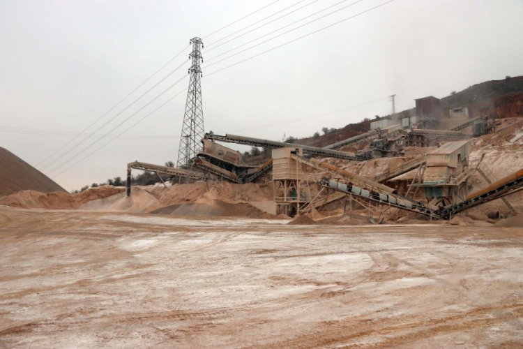 Deprem b&ouml;lgesinde inşaatlar durduruldu