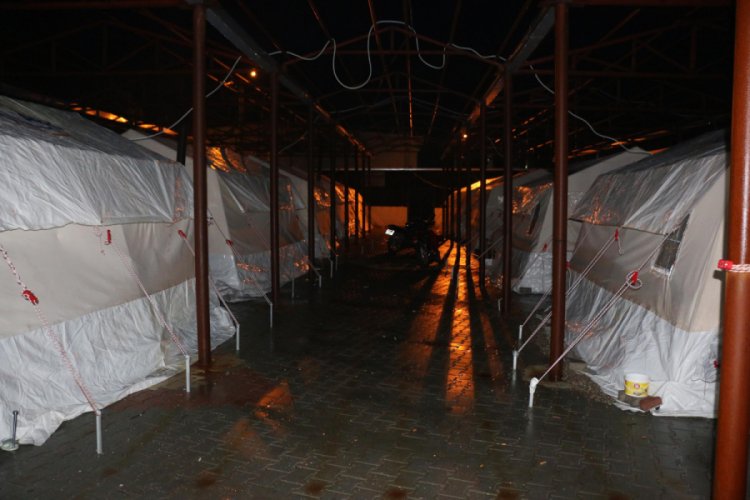 Deprem b&ouml;lgesinde gece yağışlı ge&ccedil;ti