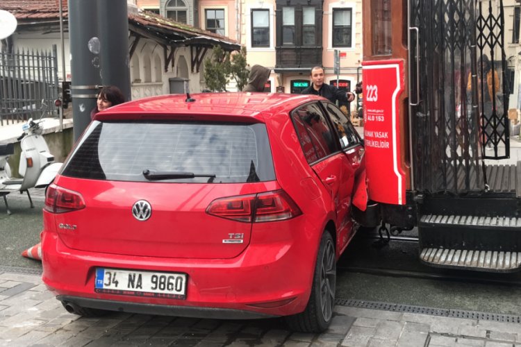 Kaza yapan tramvayın &ouml;n&uuml;nde fotoğraf &ccedil;ektirme yarışı