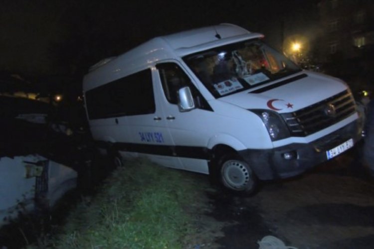 Askıda kalan servis minib&uuml;s&uuml;n&uuml; itfaiye kurtardı