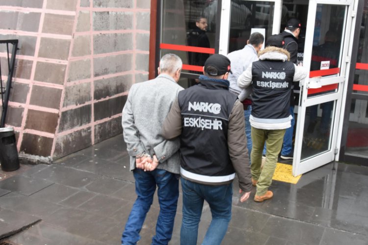 Eskişehir'de uyuşturucu operasyonu: 8 g&ouml;zaltı