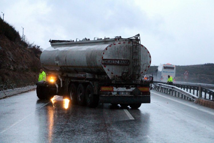Tanker bariyere &ccedil;arptı, karayolu ulaşıma kapadı